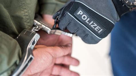 Polizei erscheint ohne Grund mit Schlüsseldienst